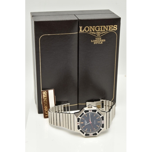 94 - A GENTS 1970'S BOXED 'LONGINES WRISTWATCH, quartz movement, round black signed 'Longines Quartz', ba... 