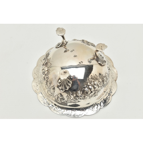 131 - A VICTORIAN SILVER SUGAR BOWL OF CIRCULAR FORM WITH WAVY AND CHASED FOLIATE RIM, repoussé garlands, ... 