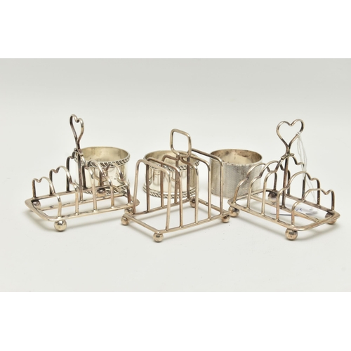 157 - A SMALL PARCEL OF 20TH CENTURY SILVER, comprising a small pair of late Victorian five bar toast rack... 