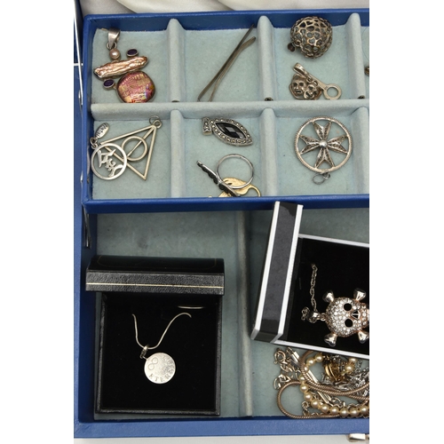 169 - A BLUE JEWELLERY BOX WITH ASSORTED WHITE METAL JEWELLERY, to include a boxed silver paste set skull ... 