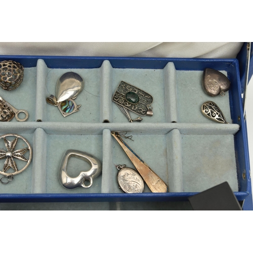 169 - A BLUE JEWELLERY BOX WITH ASSORTED WHITE METAL JEWELLERY, to include a boxed silver paste set skull ... 