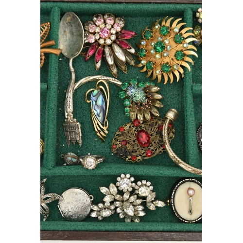 172 - A BOX OF COSTUME BROOCHES, to include a variety of brooches, a boxed white metal imitation pearl rin... 