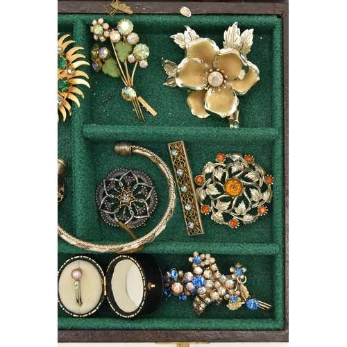 172 - A BOX OF COSTUME BROOCHES, to include a variety of brooches, a boxed white metal imitation pearl rin... 