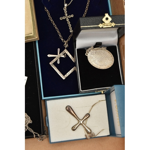 176 - A BOX OF SILVER AND WHITE METAL JEWELLERY, to include a boxed 1977 silver jubilee commemorative pend... 