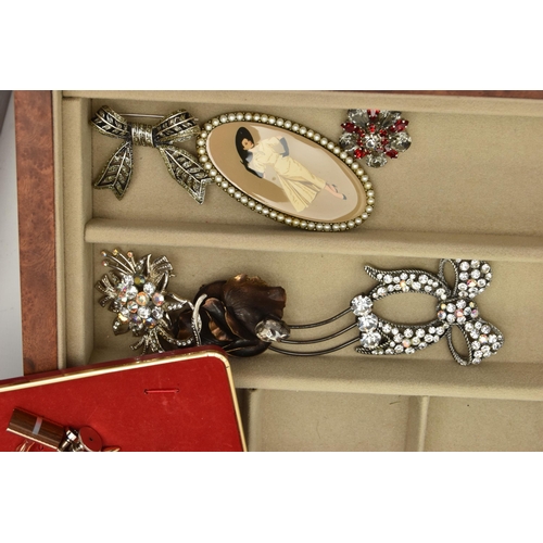 179 - A BOX OF ASSORTED COSTUME JEWELLERY, to include a 'Monet' necklace, a 'Monet' bracelet, an 'Exquisit... 