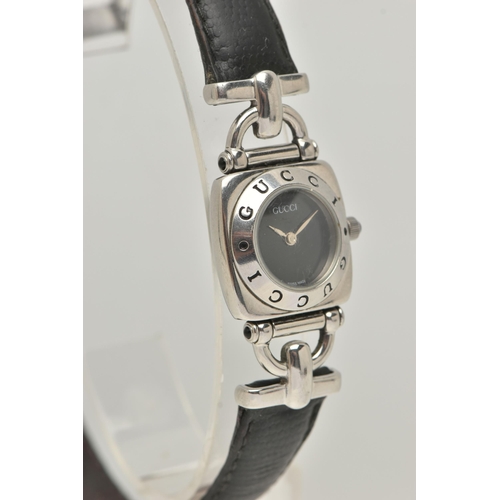 225 - A LADIES 'GUCCI' QUARTZ WRISTWATCH, with a round black dial, singed 'Gucci', bezel signed Gucci twic... 