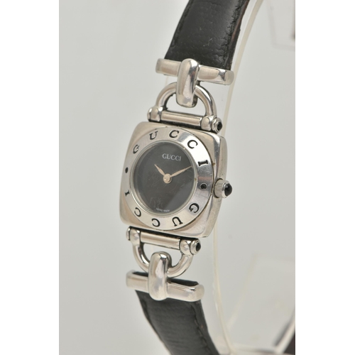 225 - A LADIES 'GUCCI' QUARTZ WRISTWATCH, with a round black dial, singed 'Gucci', bezel signed Gucci twic... 