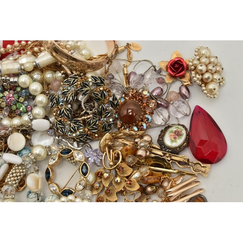 227 - A COLLECTION OF COSTUME JEWELLERY, to include a paste Scottish thistle brooch, together with a pair ... 