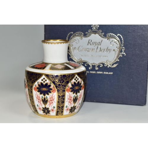 356 - A BOXED ROYAL CROWN DERBY 'IMARI' 1128 PATTERN VASE, date cypher 1989 (1 + box) (Condition Report: b... 