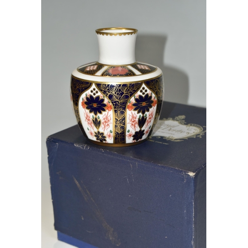 356 - A BOXED ROYAL CROWN DERBY 'IMARI' 1128 PATTERN VASE, date cypher 1989 (1 + box) (Condition Report: b... 