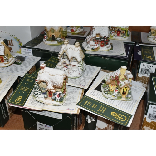 386 - TWENTY ONE BOXED LILLIPUT LANE SCULPTURES FROM VARIOUS SNOW COVERED COLLECTIONS, all with deeds, com... 