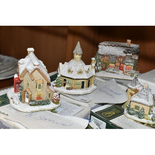 386 - TWENTY ONE BOXED LILLIPUT LANE SCULPTURES FROM VARIOUS SNOW COVERED COLLECTIONS, all with deeds, com... 