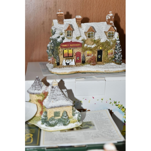 386 - TWENTY ONE BOXED LILLIPUT LANE SCULPTURES FROM VARIOUS SNOW COVERED COLLECTIONS, all with deeds, com... 