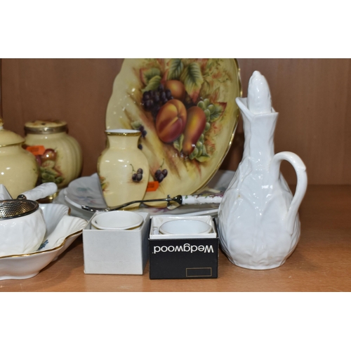 398 - A GROUP OF CERAMIC GIFTWARE, to include four pieces of Aynsley Orchard Gold: a vase height 8cm, two ... 