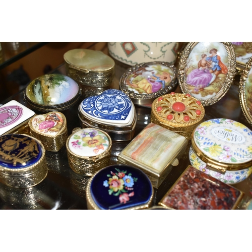 410 - A GROUP OF TRINKET BOXES AND OTHER GIFT WARE, to include thirty trinket and pill boxes, including St... 