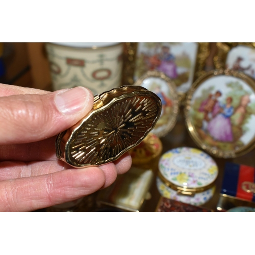 410 - A GROUP OF TRINKET BOXES AND OTHER GIFT WARE, to include thirty trinket and pill boxes, including St... 