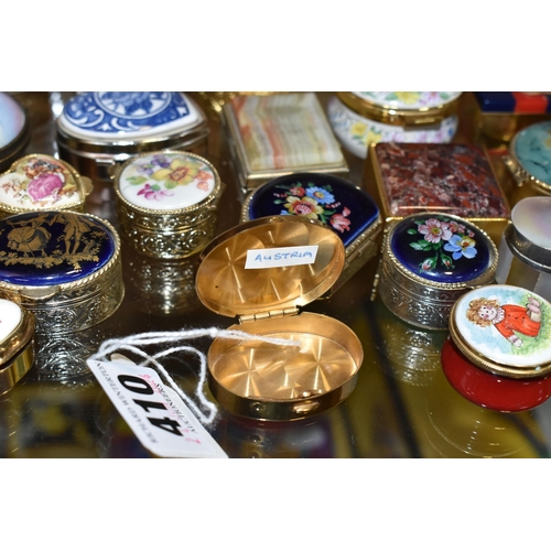 410 - A GROUP OF TRINKET BOXES AND OTHER GIFT WARE, to include thirty trinket and pill boxes, including St... 