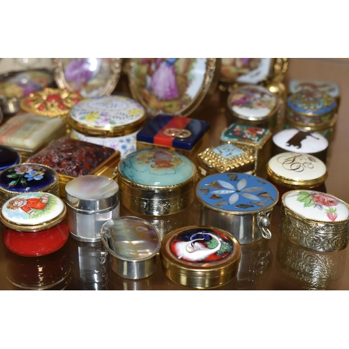 410 - A GROUP OF TRINKET BOXES AND OTHER GIFT WARE, to include thirty trinket and pill boxes, including St... 