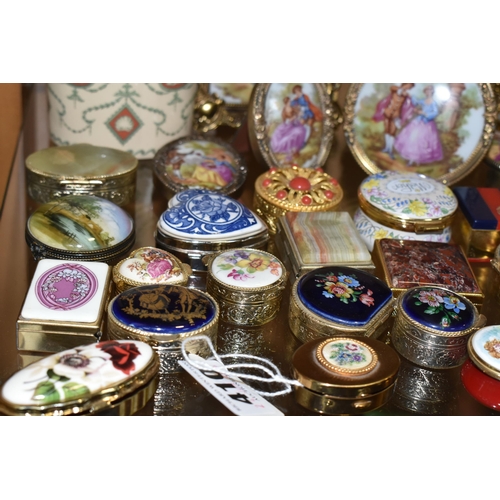 410 - A GROUP OF TRINKET BOXES AND OTHER GIFT WARE, to include thirty trinket and pill boxes, including St... 