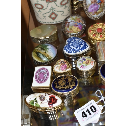 410 - A GROUP OF TRINKET BOXES AND OTHER GIFT WARE, to include thirty trinket and pill boxes, including St... 