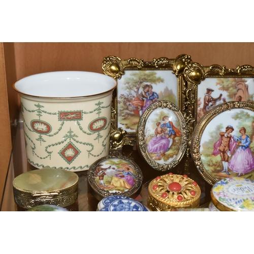 410 - A GROUP OF TRINKET BOXES AND OTHER GIFT WARE, to include thirty trinket and pill boxes, including St... 