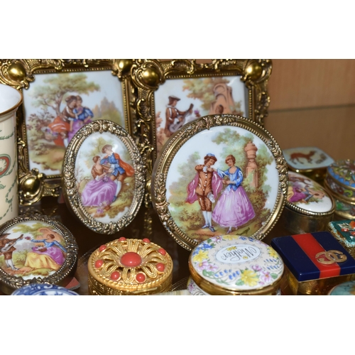 410 - A GROUP OF TRINKET BOXES AND OTHER GIFT WARE, to include thirty trinket and pill boxes, including St... 