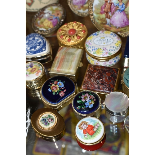 410 - A GROUP OF TRINKET BOXES AND OTHER GIFT WARE, to include thirty trinket and pill boxes, including St... 