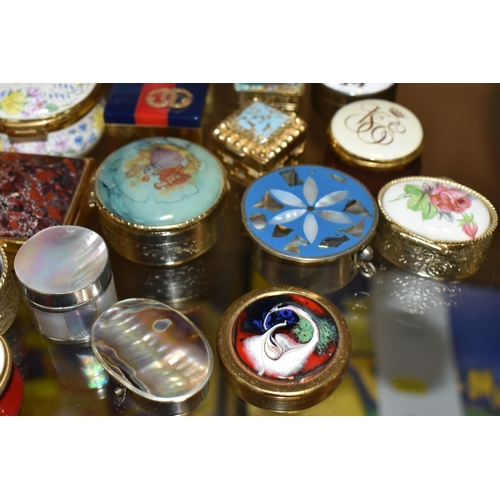 410 - A GROUP OF TRINKET BOXES AND OTHER GIFT WARE, to include thirty trinket and pill boxes, including St... 