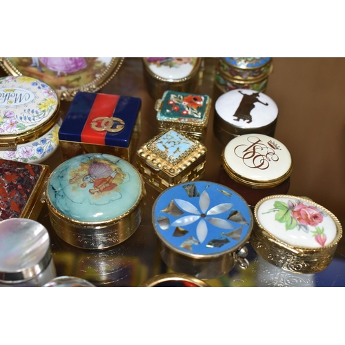 410 - A GROUP OF TRINKET BOXES AND OTHER GIFT WARE, to include thirty trinket and pill boxes, including St... 