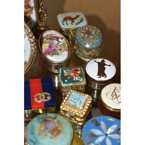 410 - A GROUP OF TRINKET BOXES AND OTHER GIFT WARE, to include thirty trinket and pill boxes, including St... 