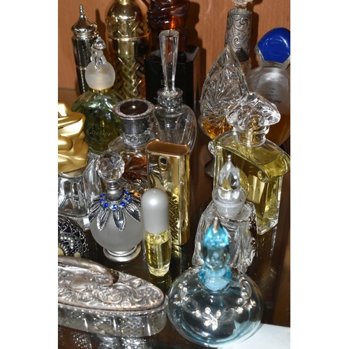 424 - A COLLECTION OF PERFUME AND SCENT BOTTLES, comprising an Amouage 'Ciel' pour femme purse spray (empt... 