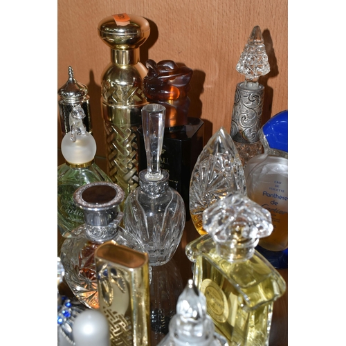 424 - A COLLECTION OF PERFUME AND SCENT BOTTLES, comprising an Amouage 'Ciel' pour femme purse spray (empt... 