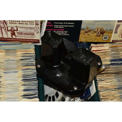 439 - A WOODEN CASE CONTAINING A SAWYERS VIEW-MASTER 3D VIEWER AND A QUANTITY OF SAWYERS AND OTHER VIEW-... 