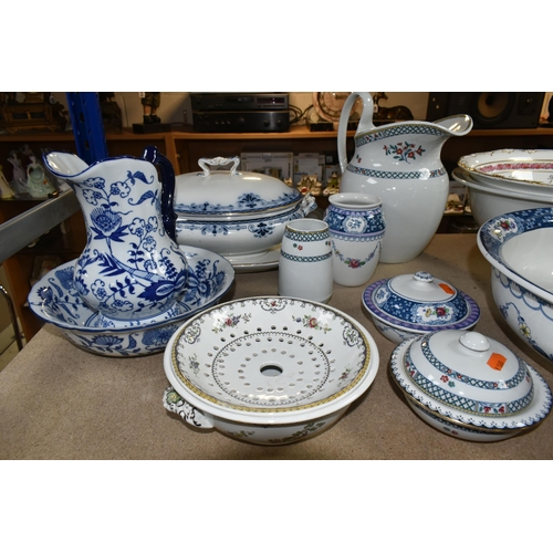 458 - A QUANTITY OF MIXED CERAMICS FROM NAMED MANUFACTURERS to include two sets of Losolware water jugs an... 