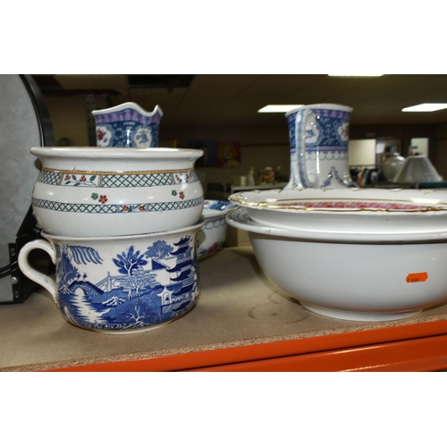 458 - A QUANTITY OF MIXED CERAMICS FROM NAMED MANUFACTURERS to include two sets of Losolware water jugs an... 