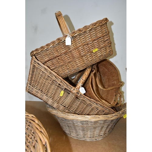 501 - A VARIETY OF WICKER BASKETS AND TREEN to include five wicker baskets and a small wicker storage hamp... 