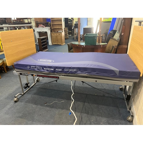 1390 - AN INVACARE MEDICAL BED, with softform premier mattress (condition report: untested)