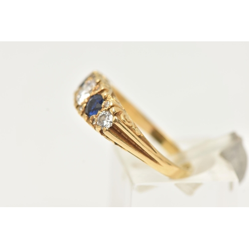 31 - AN 18CT GOLD DIAMOND AND SAPPHIRE RING, set with three graduating round brilliant cut diamonds, meas... 