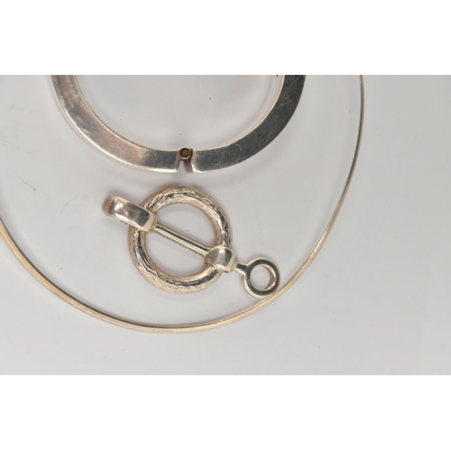 103 - TWO PIECES OF WHITE METAL JEWELLERY, to include a heavy abstract hinged bangle, stamped 925, togethe... 