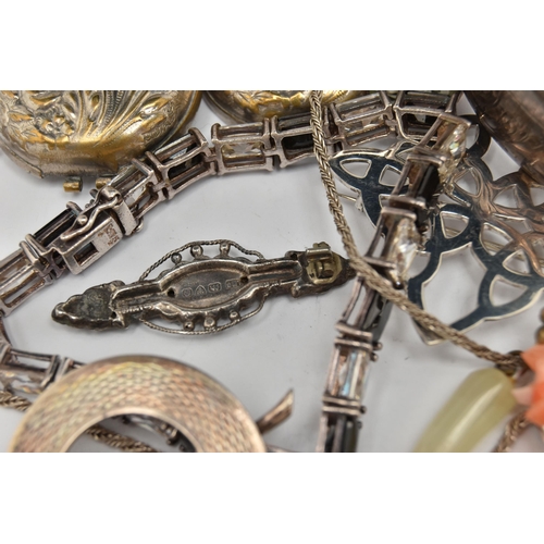 104 - A SMALL ASSORTMENT OF JEWELLERY, to include an AF silver sweetheart brooch, hallmarked Chester, miss... 