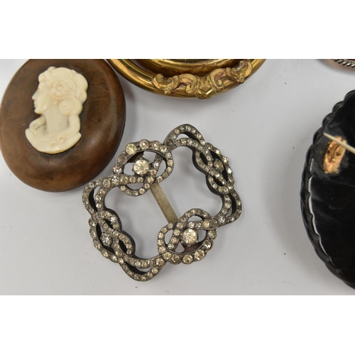 108 - A COLLECTION OF LATE 19TH CENTURY AND EARLY 20TH CENTURY BROOCHES, to include a large swivel memoria... 