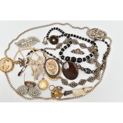 109 - A BAG OF ASSORTED COSTUME JEWELLERY, to include a silver horseshoe detailed sweetheart brooch, hallm... 