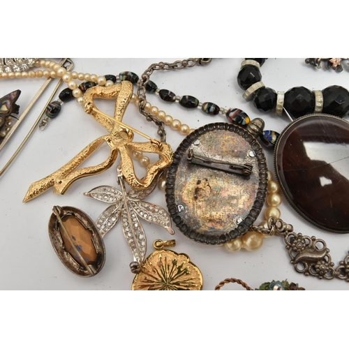 109 - A BAG OF ASSORTED COSTUME JEWELLERY, to include a silver horseshoe detailed sweetheart brooch, hallm... 