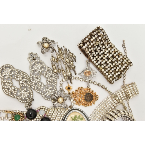 110 - A BAG OF ASSORTED COSTUME JEWELLERY, to include paste set stretch bracelets, brooches, pendants, ear... 