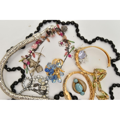 112 - A BAG OF ASSORTED COSTUME JEWELLERY, to include an imitation pearl necklace, bangles, white metal sn... 