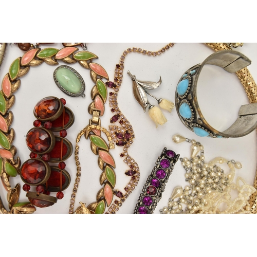 115 - COSTUME JEWELLERY AND A COMPACT, to include a boxed 'L'aimant' compact, a white metal snake chain, a... 