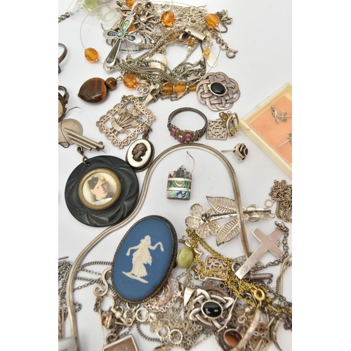 92 - A BAG OF ASSORTED JEWELLERY, to include a silver hinged bangle with foliate pattern, push button cla... 