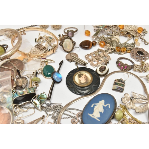 92 - A BAG OF ASSORTED JEWELLERY, to include a silver hinged bangle with foliate pattern, push button cla... 