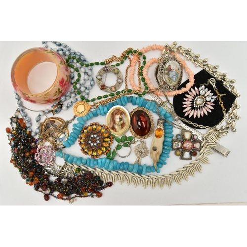 118 - A BAG OF ASSORTED COSTUME JEWELLERY, to include various beaded necklaces, bangles, brooches, pendant... 