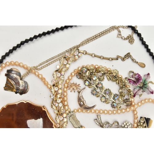 119 - COSTUME JEWELLERY AND A COMPACT, to include a 'Stratton' compact, imitation pearl necklace, black be... 